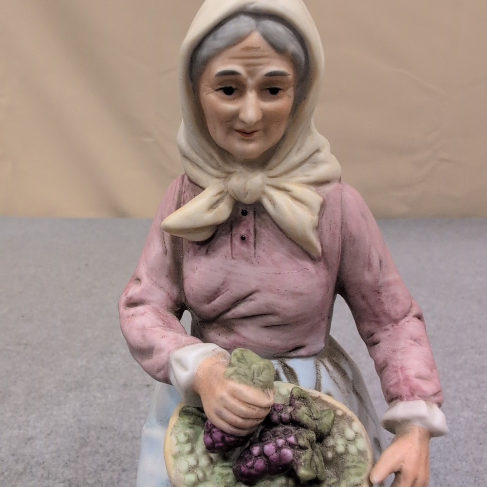Homco 1433 Porcelain Figurine Old Woman with Grape Basket Matte Bisque Taiwan - Picture 2 of 6